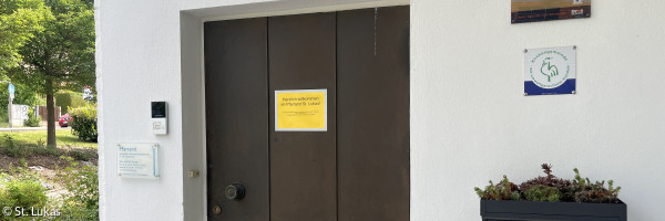 Eingangstür zum Pfarram St. Lukas