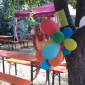 Versteck hinter den Luftballons