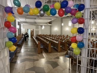 Geschmückter Eingang zur Kirche